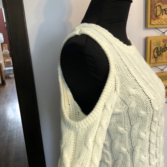 Cold shoulder sweater - Picture 7 of 10